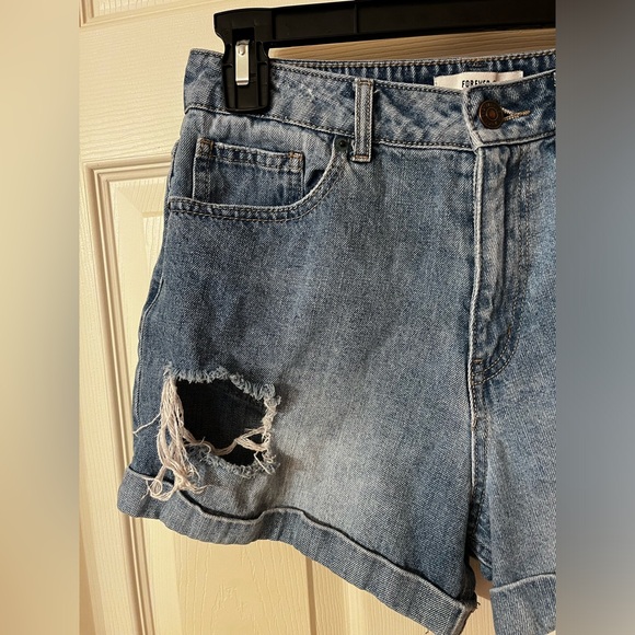 Women’s Forever 21 Ripped Light Denim Shorts - Picture 8 of 8